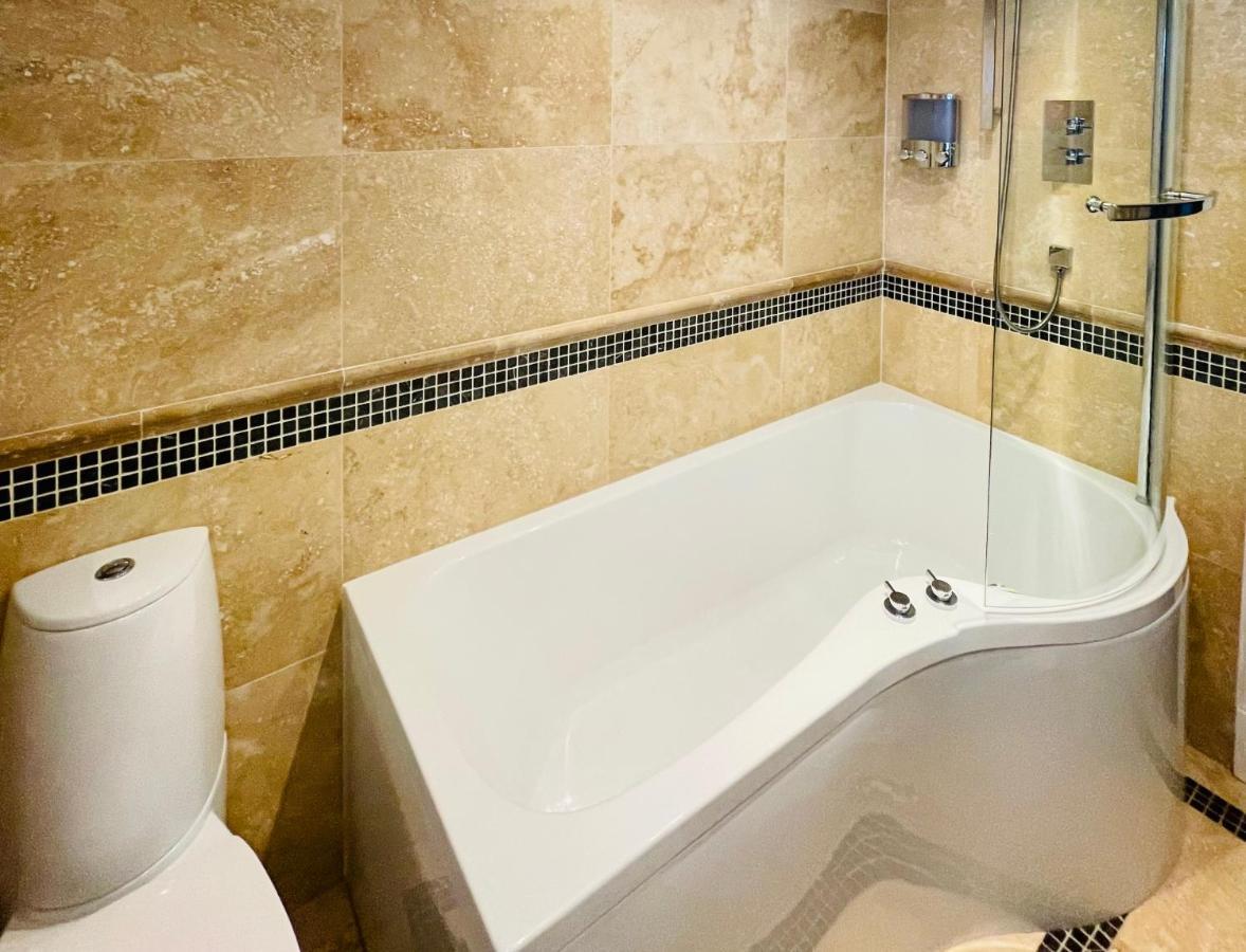 דירות Stunning 2-Bed-2Bath Apt In Whitby With Parking מראה חיצוני תמונה