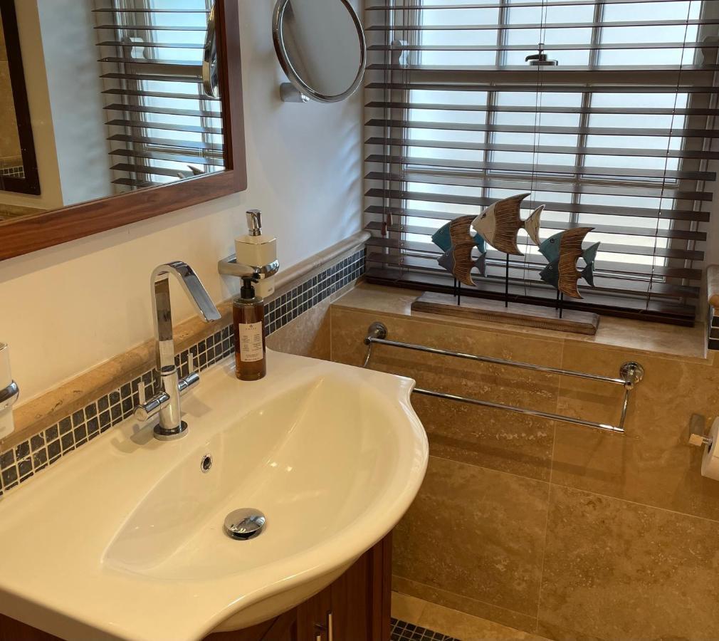 דירות Stunning 2-Bed-2Bath Apt In Whitby With Parking מראה חיצוני תמונה