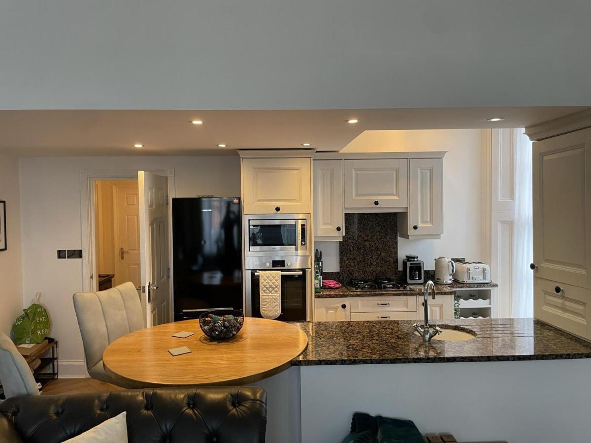 דירות Stunning 2-Bed-2Bath Apt In Whitby With Parking מראה חיצוני תמונה